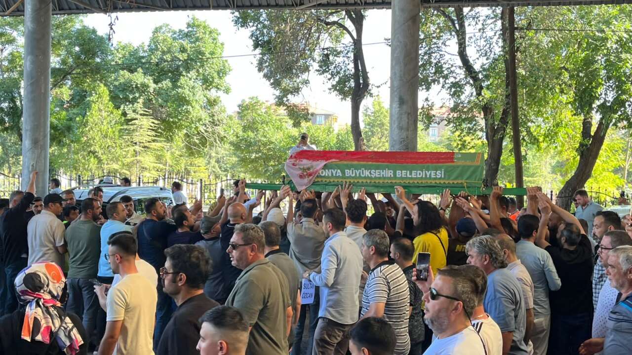 Kırmızılı Kadın'a hüzünlü veda! Konyalılar son yolculuğunda yalnız bırakmadı 5